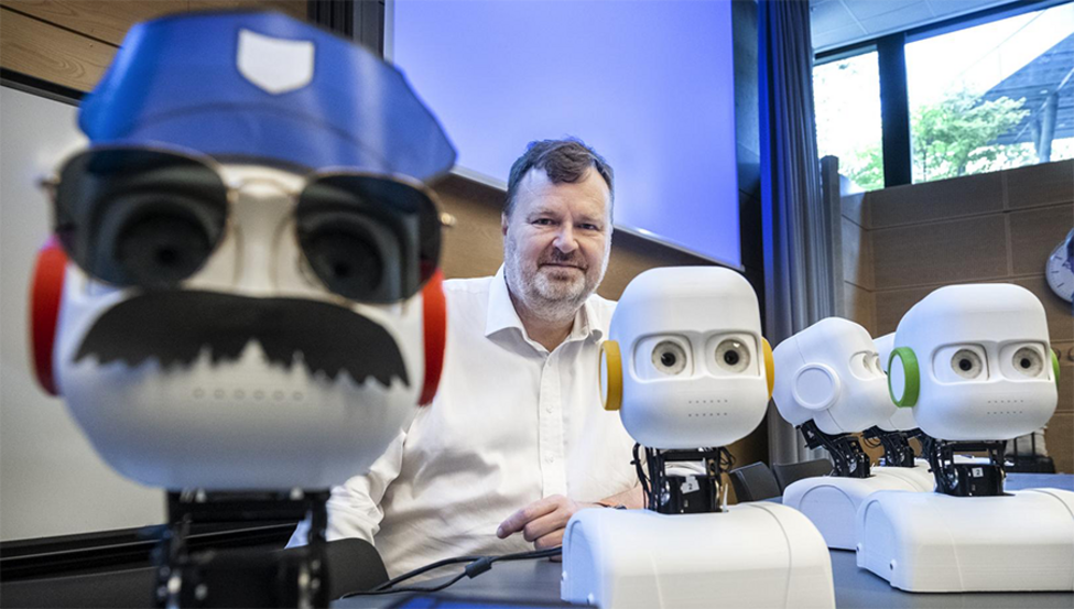 Professor Christian Balkenius med sina sociala robotar.